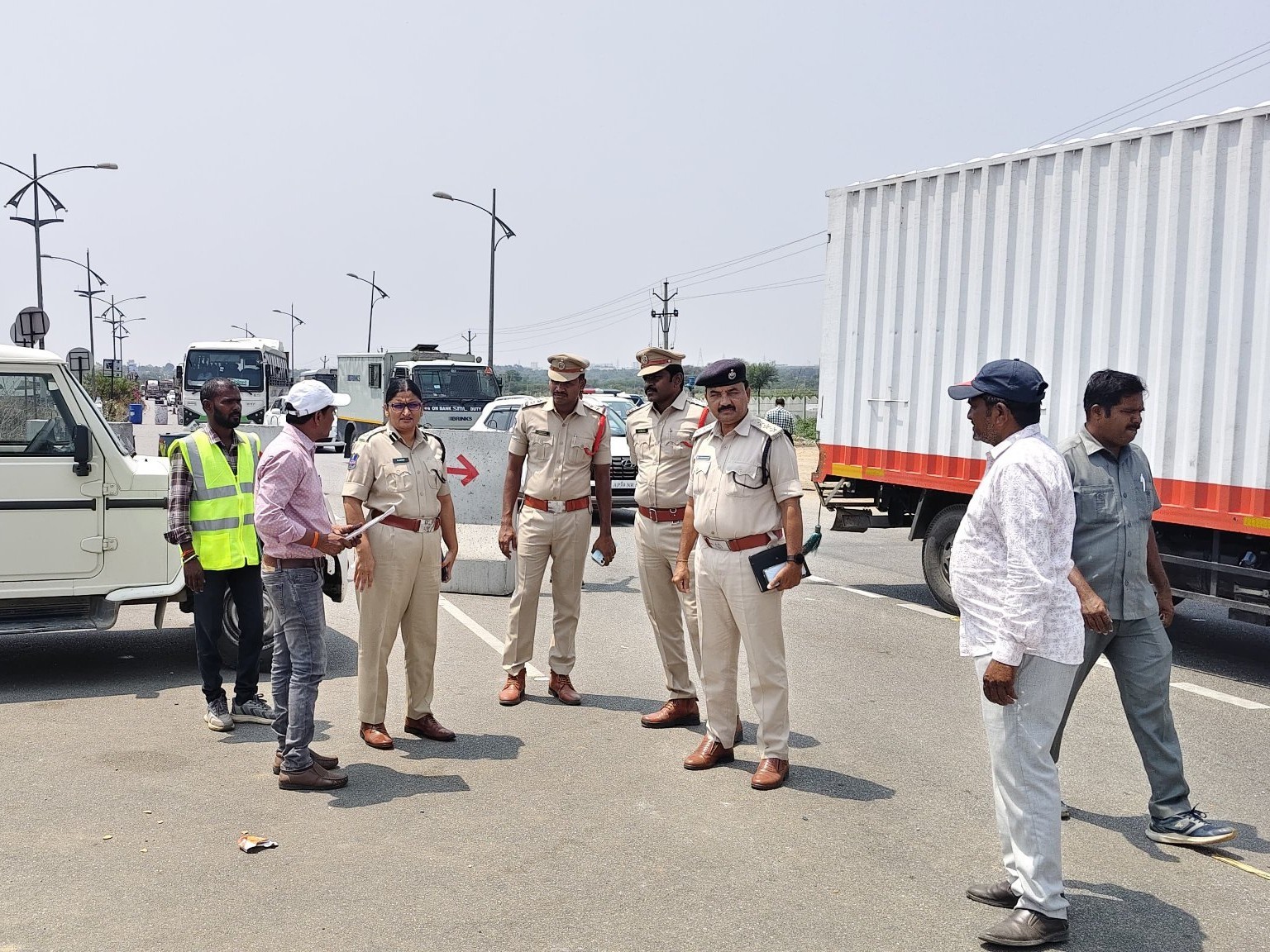 ఫ్లైఓవర్ పనులు పరిశీలించిన ఎస్పీ