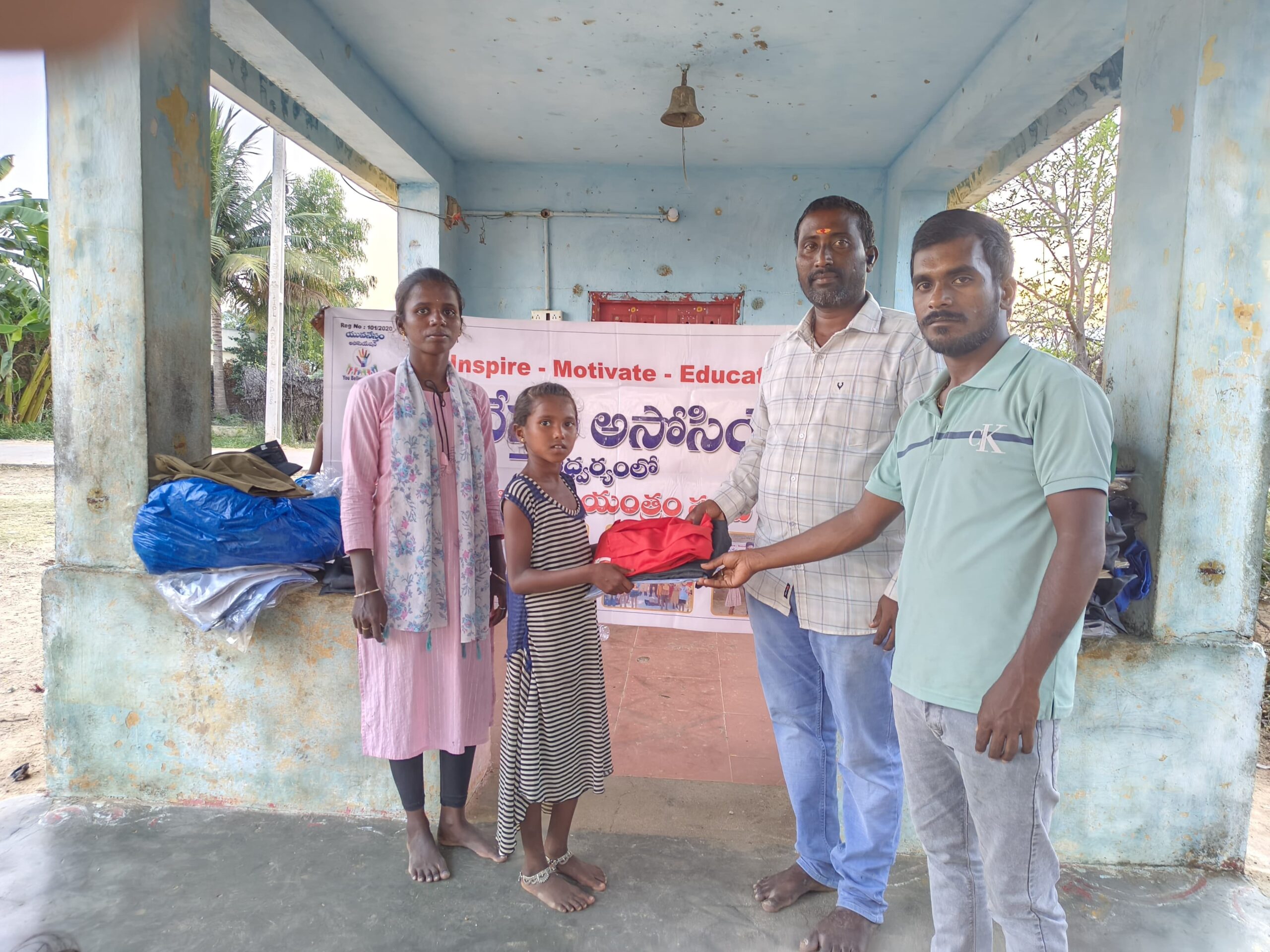 గిరిజన పిల్లలకు కొత్త బట్టల పంపిణీ