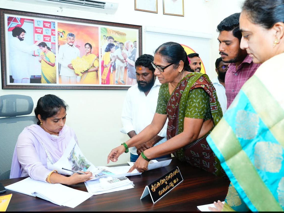 ప్రజల వద్దనుంచి అర్జీలు స్వీకరించిన ఎమ్మెల్యే