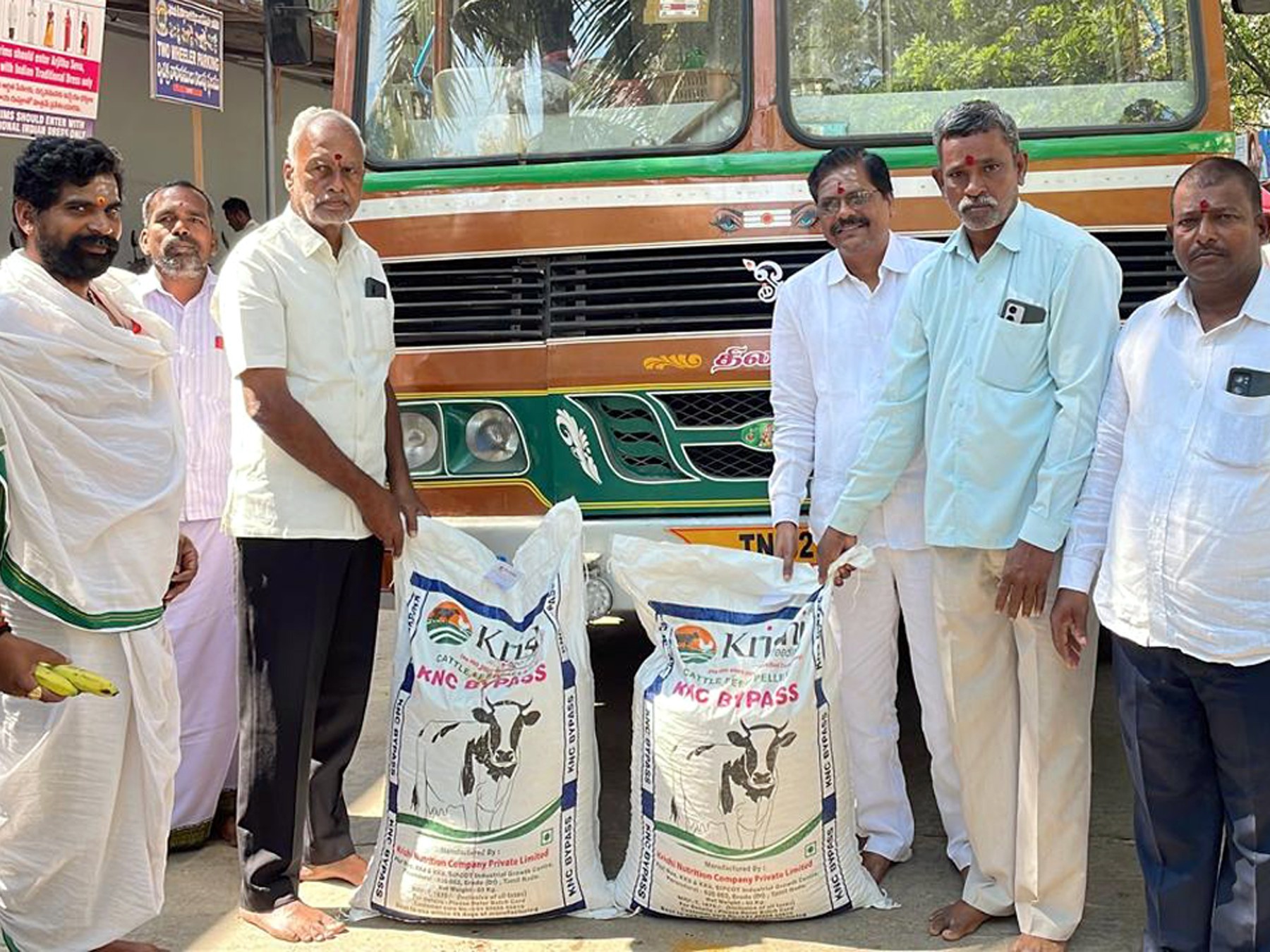 గోశాలకు 200 బస్తాల పశువుల మేత విరాళం