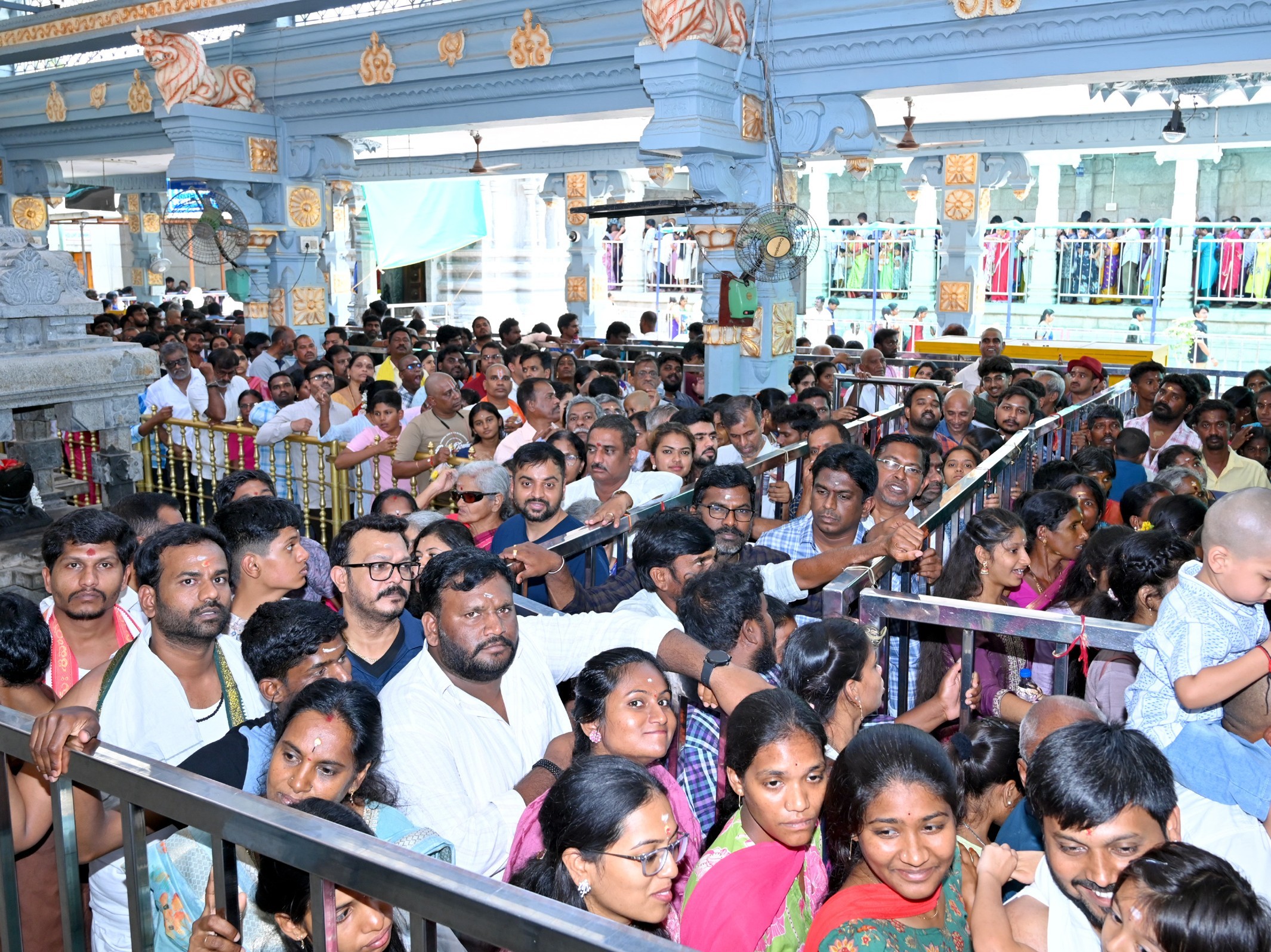 వరుస సెలవులు.. భక్తుల రద్దీ