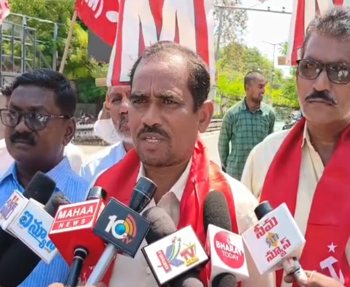 ఆరోగ్యశ్రీ నిధులు తక్షణమే విడుదల చేయాలని నిరసన