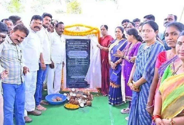 అభివృద్ధి పనులకు శంకుస్థాపన చేసిన మంత్రి