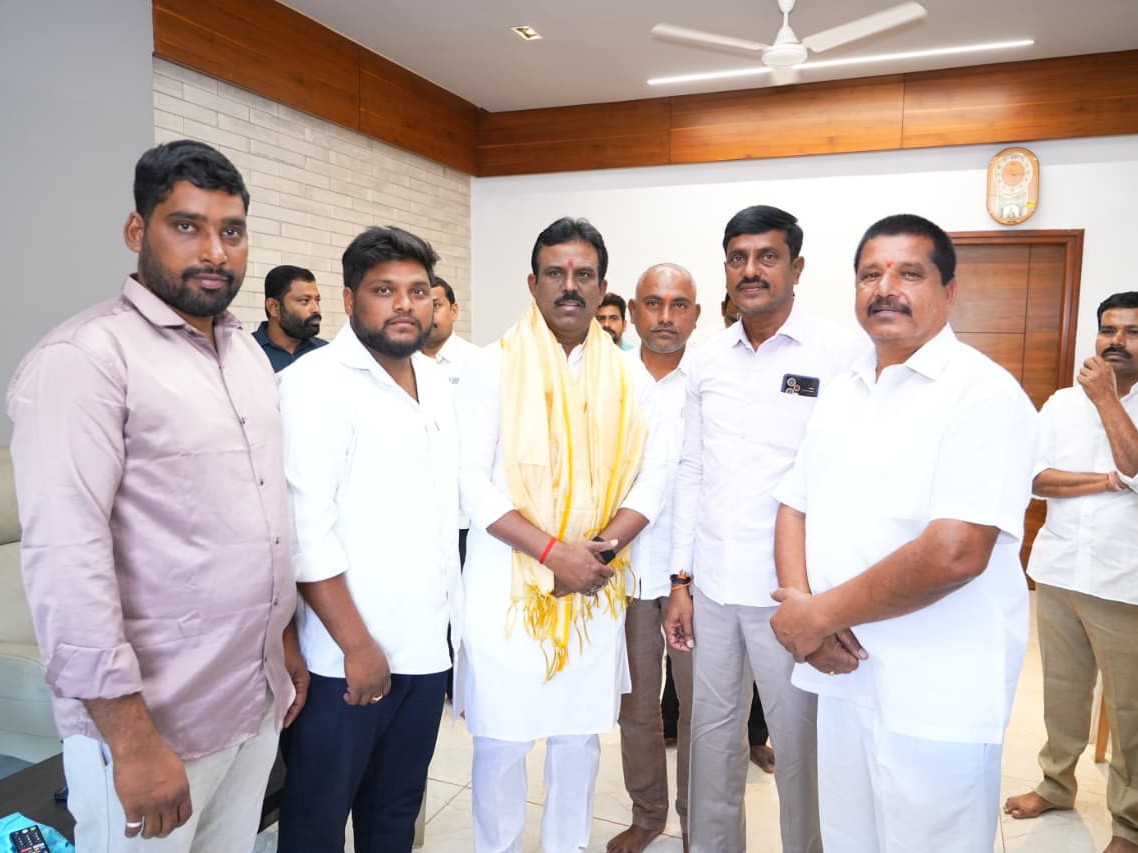 ఎమ్మెల్యేతో కాంగ్రెస్ నేతల భేటీ