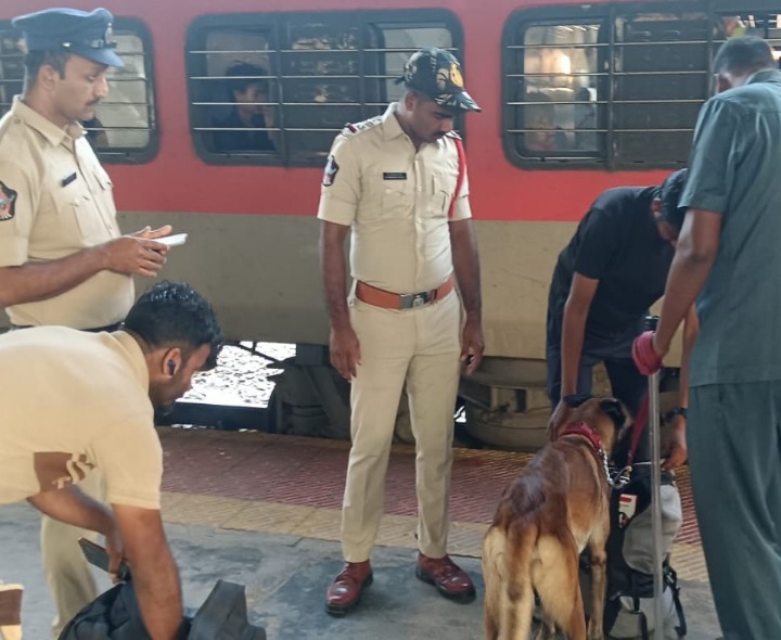 అనంతపురంలో డాగ్ స్క్వాడ్ తనిఖీలు