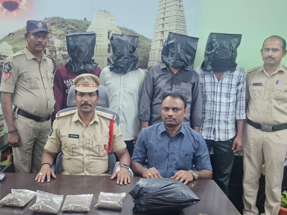 గంజాయి ముఠా అరెస్ట్