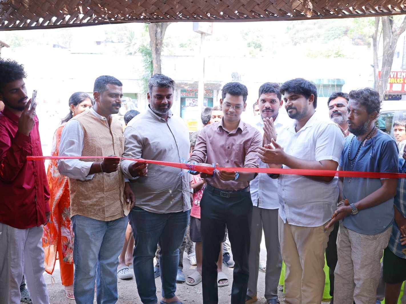 చలివేంద్రం ప్రారంభించిన అసిస్టెంట్ కలెక్టర్