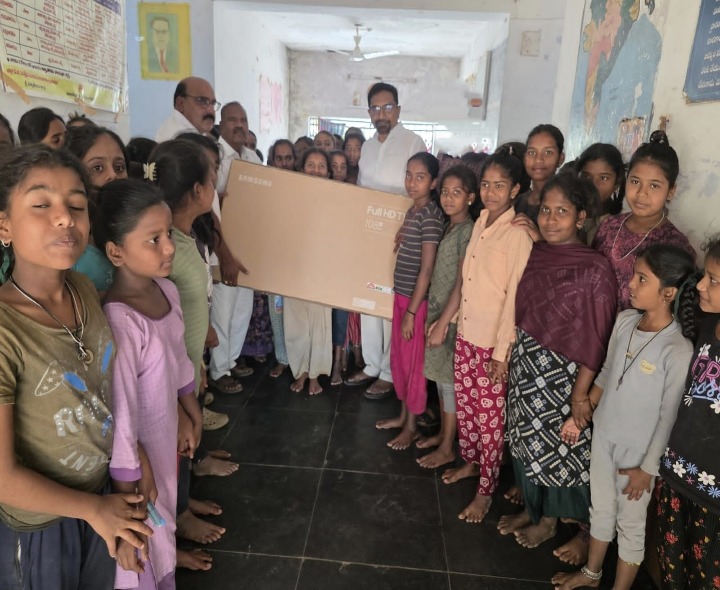 బీసీ బాలికల వసతి గృహానికి స్మార్ట్ టీవీ విరాళం
