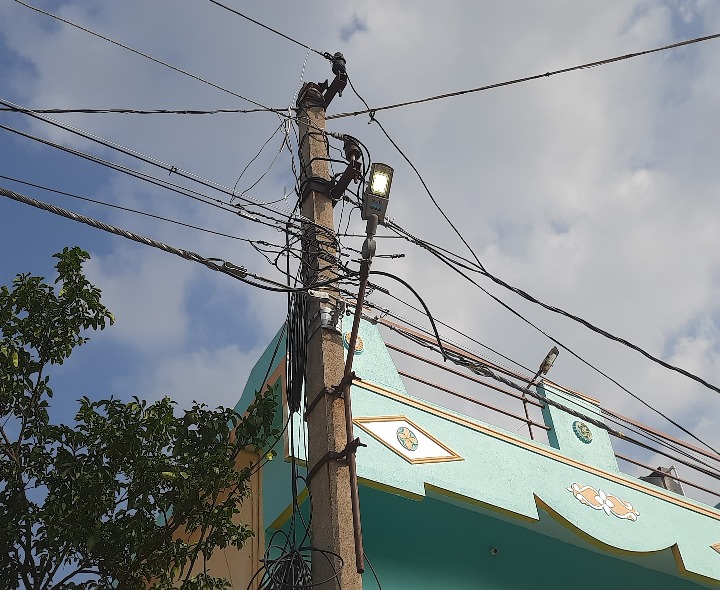 మాధవరంలో పట్టపగలే విద్యుత్ వెలుగులు