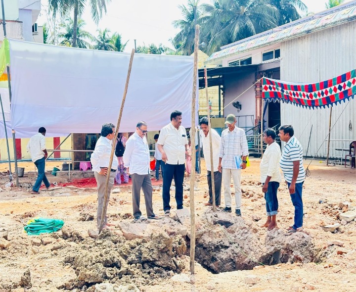 పునర్నిర్మాణ పనులను పరిశీలించిన దేవాదాయ శాఖ అధికారులు