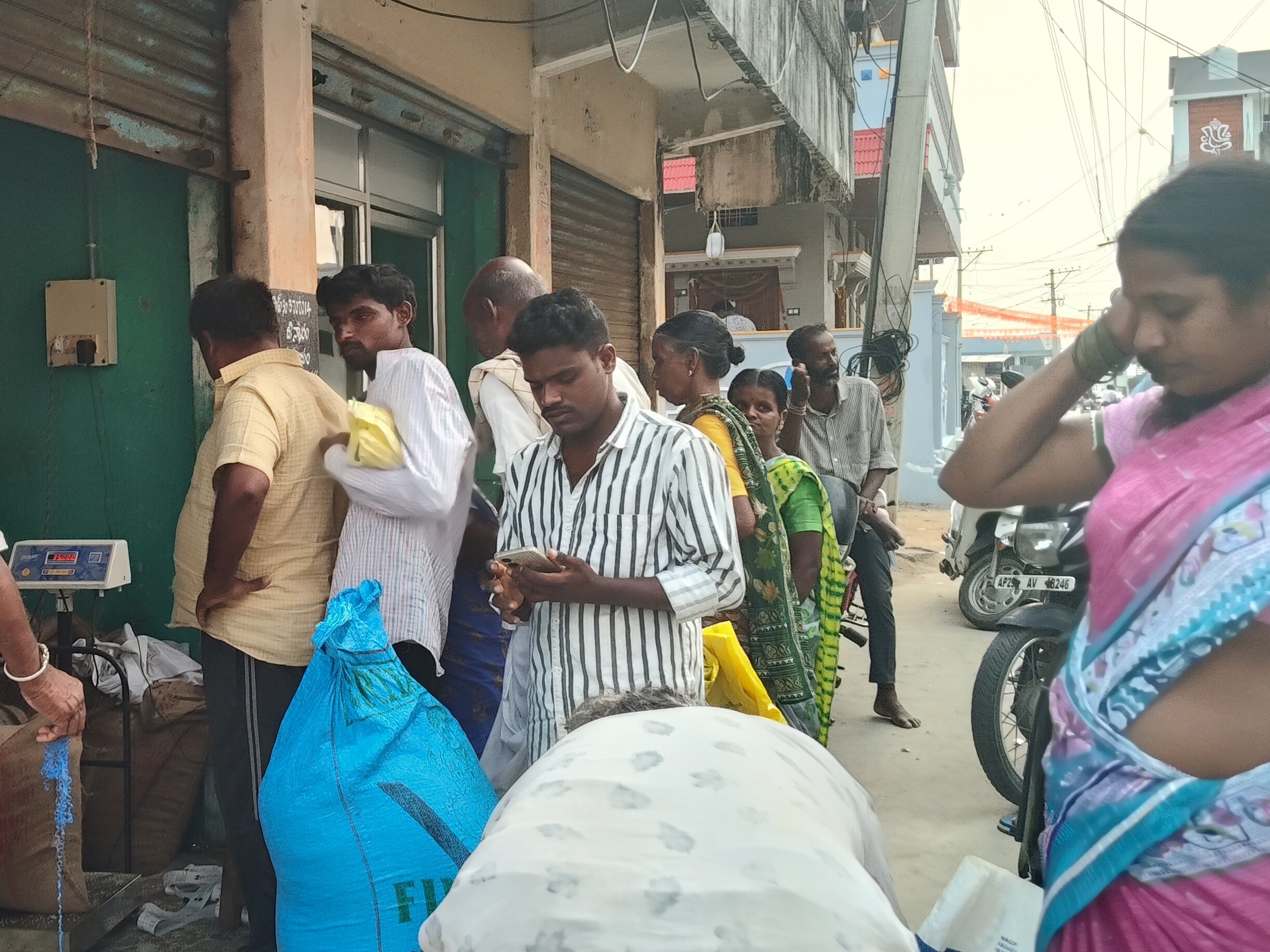 ముమ్మరంగా రేషన్ బియ్యం పంపిణీ