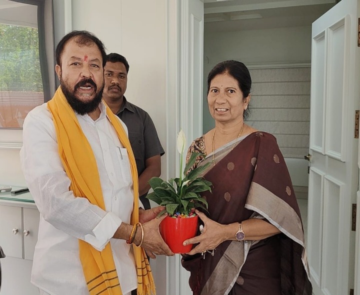 ఎమ్మెల్యే ని కలిసిన జిల్లా పరిషత్ సీఈవో