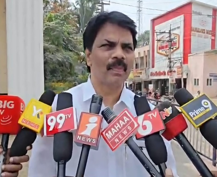 అసెంబ్లీ స్పీకర్‌పై ఎమ్మెల్సీ ఇజ్రాయిల్ ఫైర్