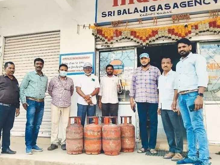 గ్యాస్ రీఫిల్లింగ్ కేంద్రాలపై దాడులు.. పరికరాలు సీజ్