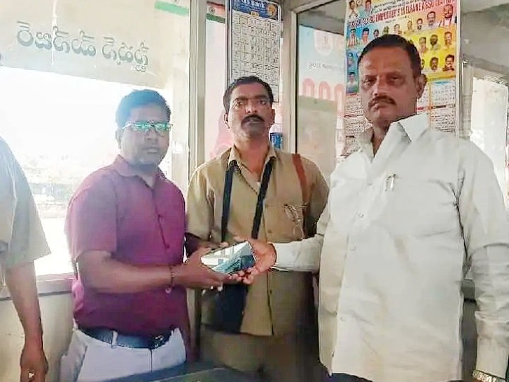 నిజాయితీ చాటుకున్న ఆర్టీటీ సిబ్బంది