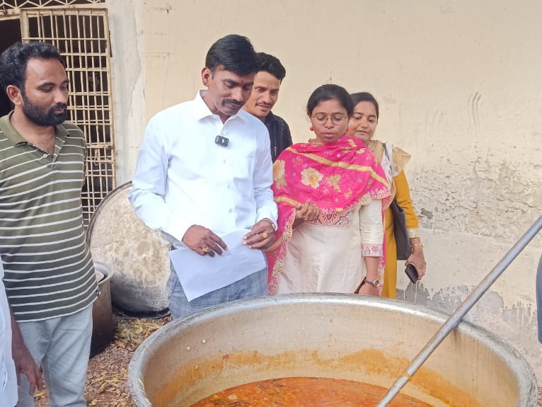 గురుకుల హాస్టల్‌పై ఆహార కమిషన్ సభ్యుడి ఆకస్మిక తనిఖీ