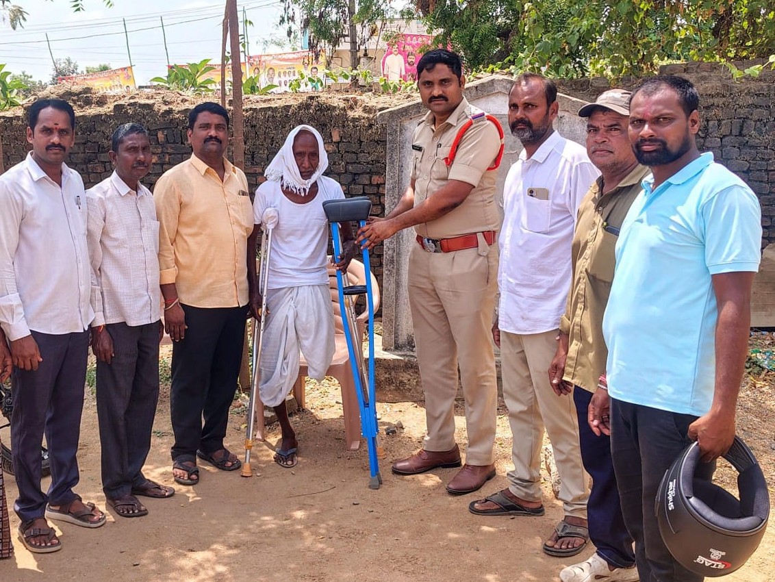 వికలాంగ వృద్ధుడికి చేతి కర్రలు అందజేసిన ఎస్సై