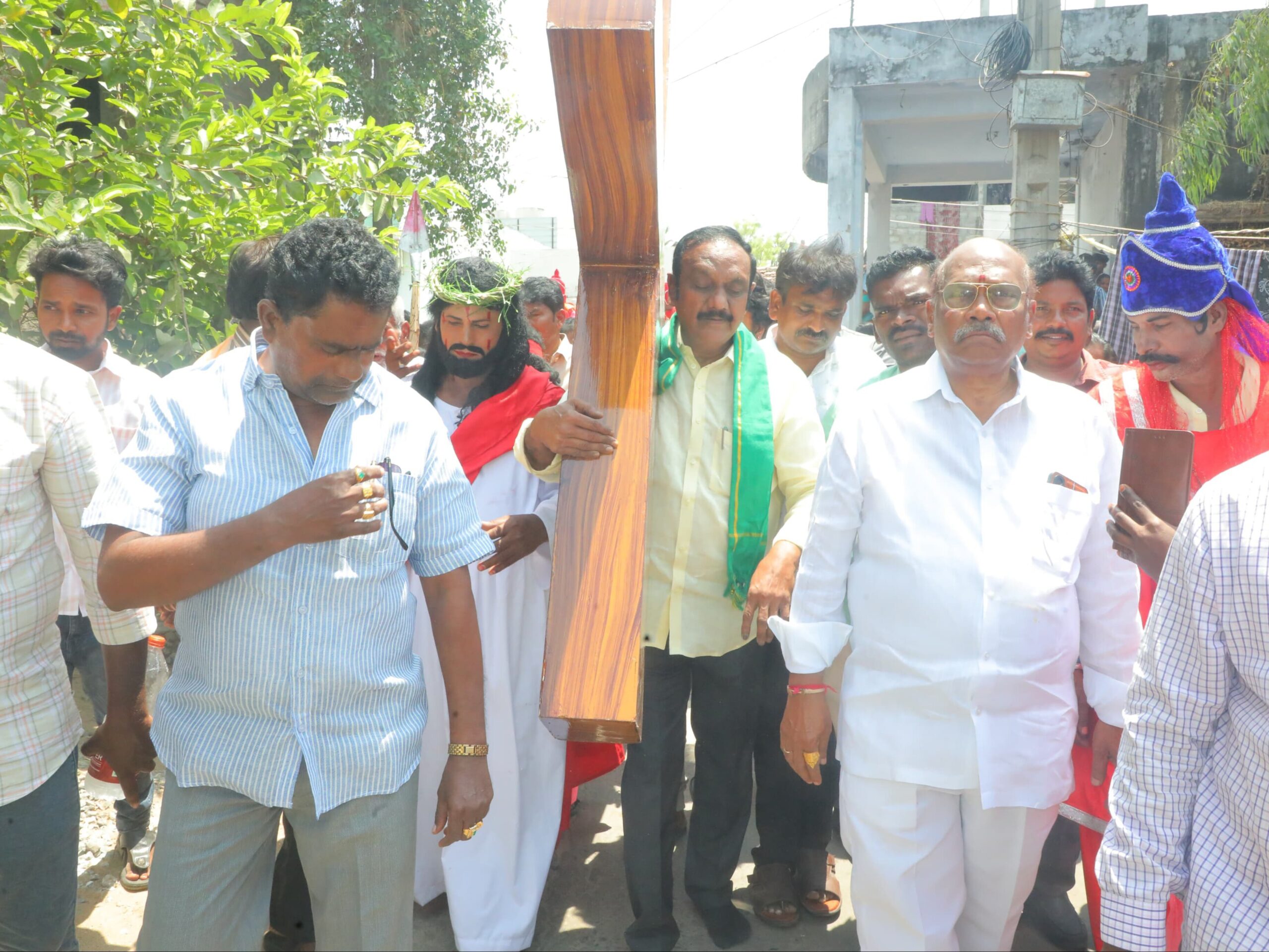 శిలువ మోసిన నరసరావుపేట ఎమ్మెల్యే