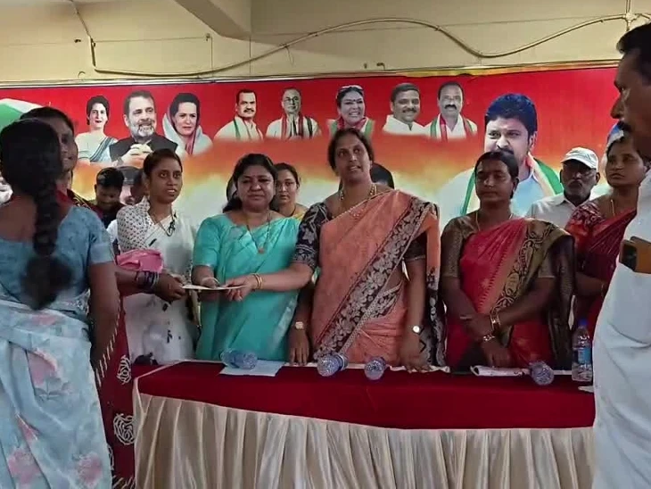 చెక్కులు పంపిణీ చేసిన ఎమ్మెల్యే