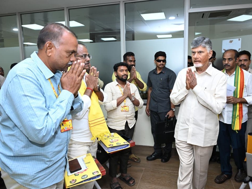 పార్టీ కార్యాలయంలో సీఎం చంద్రబాబు