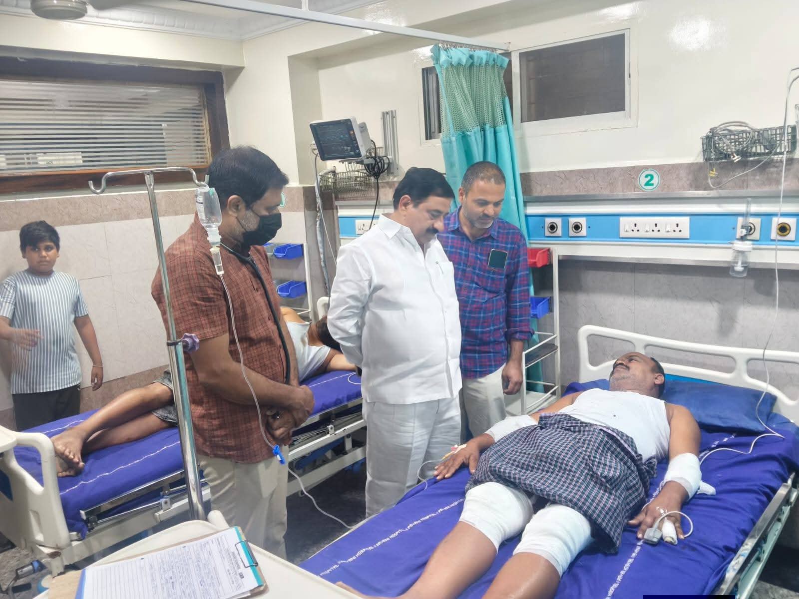 టీడీపీ నాయకులను పరామర్శించిన రాయదుర్గం ఎమ్మెల్యే