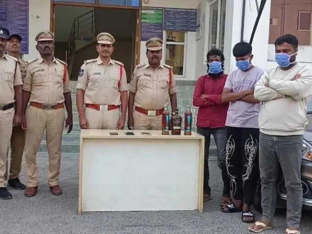 బ్రాండెడ్ వైన్స్ దొంగలు అరెస్ట్