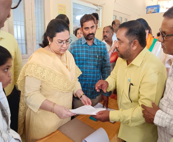 నడక మైదానానికి పివిజి రాజు పేరు పెట్టాలి