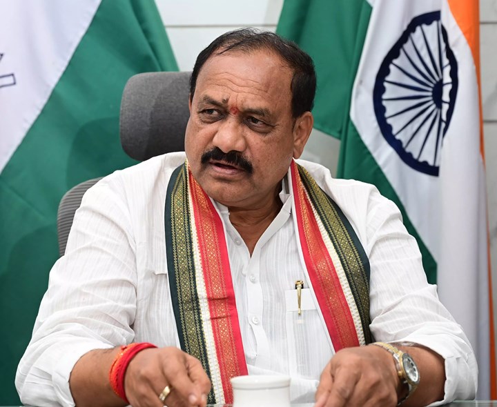 కొనసాగుతున్న టీపీసీసీ చీఫ్ జిల్లాల పర్యటన