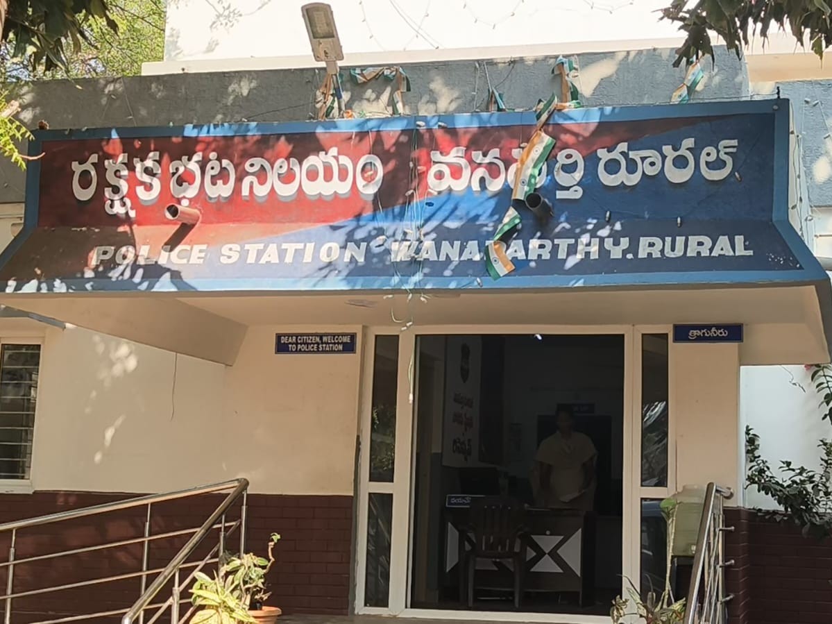 డబల్ బెడ్ రూమ్ ఇంట్లో పేకాట.. 8 మంది అరెస్ట్