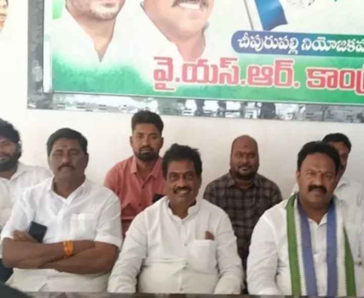 రాజదాని పేరుతో టీడీపీ నాయకులు దోపిడీ చేస్తున్నారు: YCP