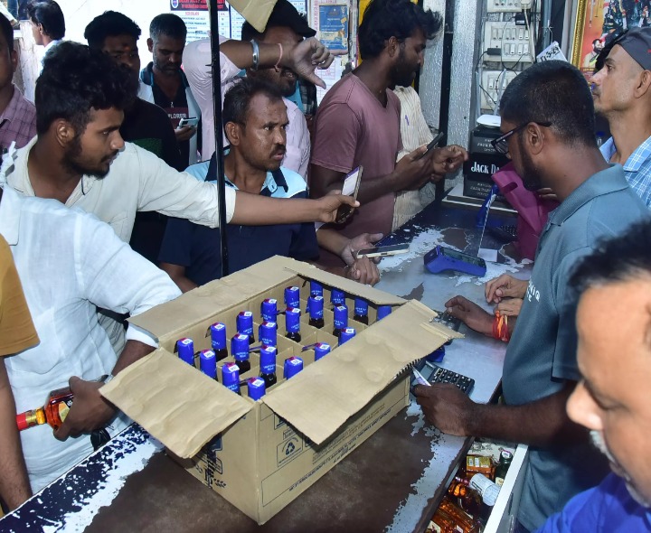 నిబంధనలు ఉల్లంఘన.. ఆధార్ చూపించాల్సిందే!