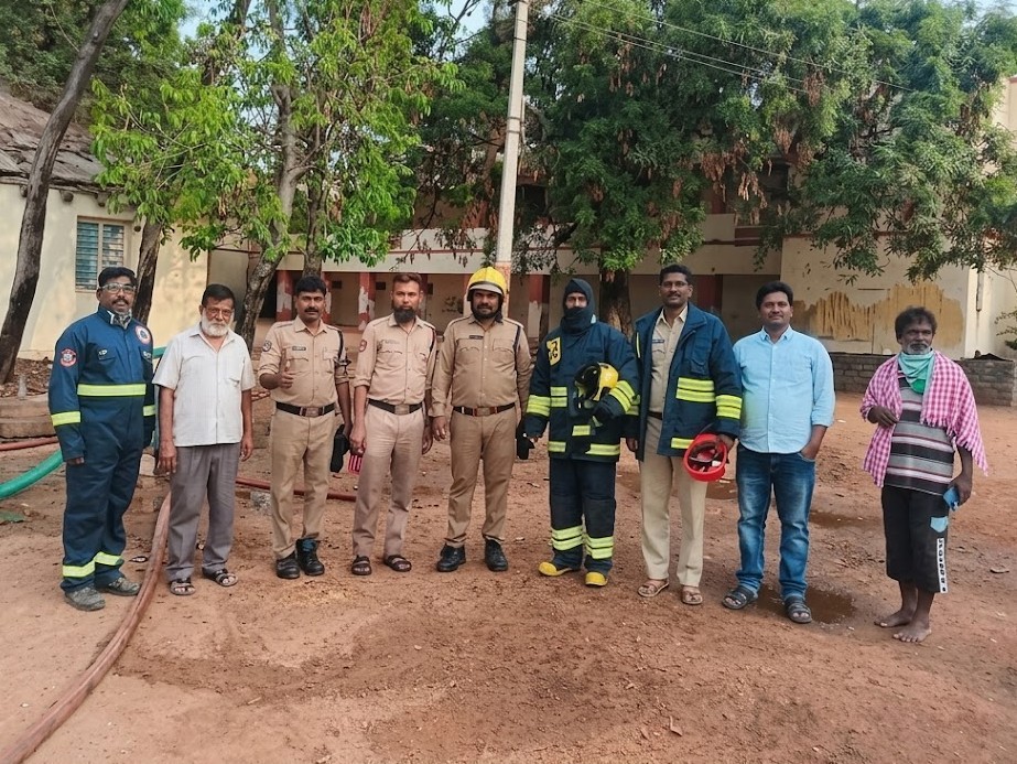 డోన్ పాఠశాలలో తేనెటీగల తట్టు తొలగింపు