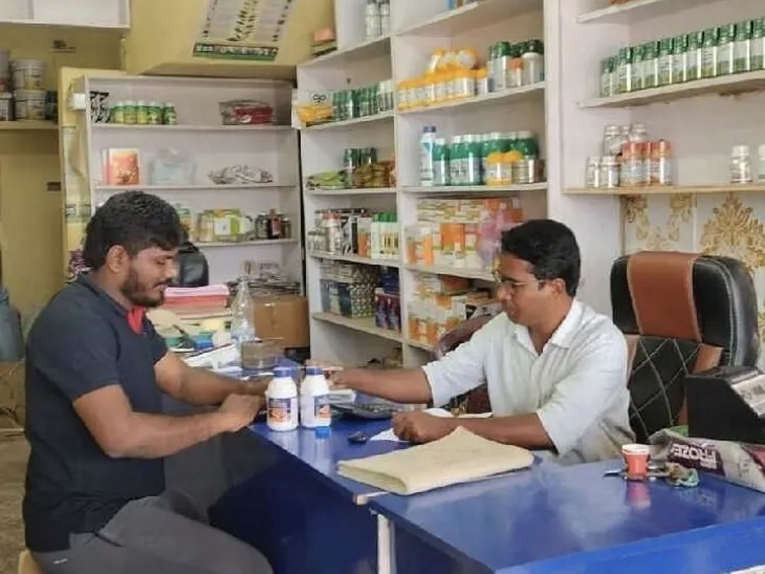 ఎరువుల దుకాణాల్లో ఏవో తనిఖీలు