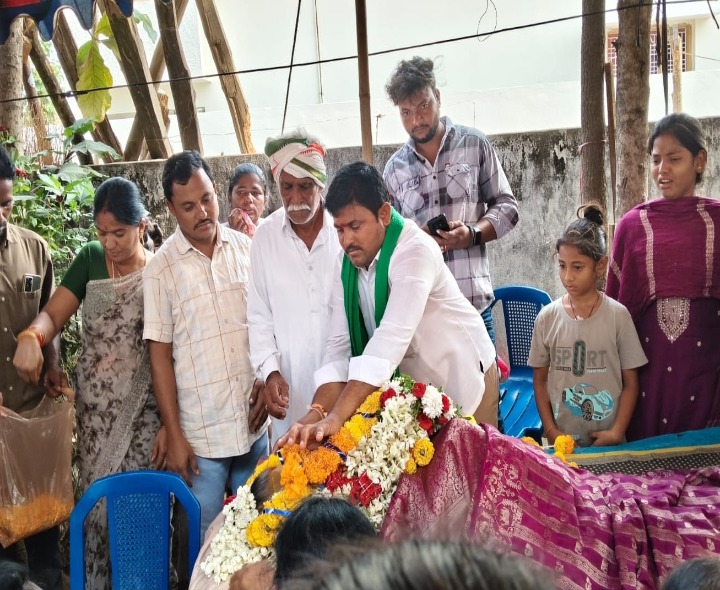 కుటుంబాన్ని పరామర్శించిన సర్పంచ్