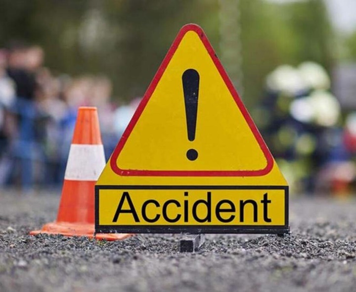 బస్సు బోల్తా.. తప్పిన ప్రమాదం