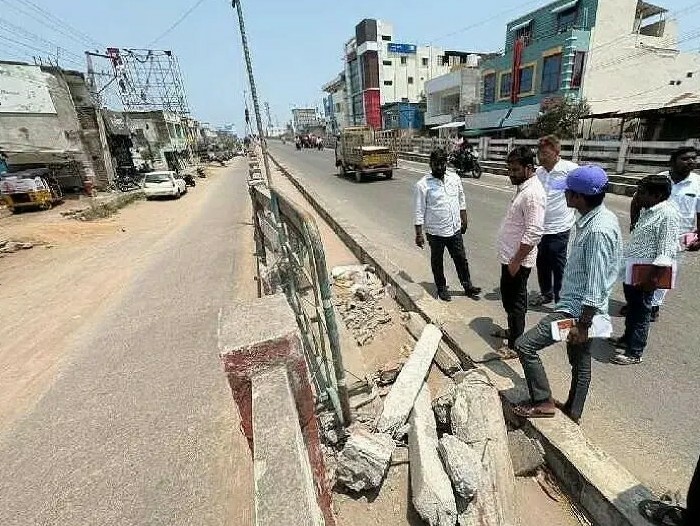 రోడ్ల సమస్యలపై ఛైర్మన్ సీరియస్