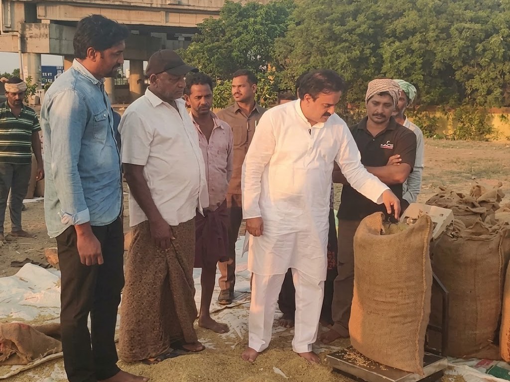 కాపవరం హైవేపై ధాన్యం పరిశీలించిన మంత్రి