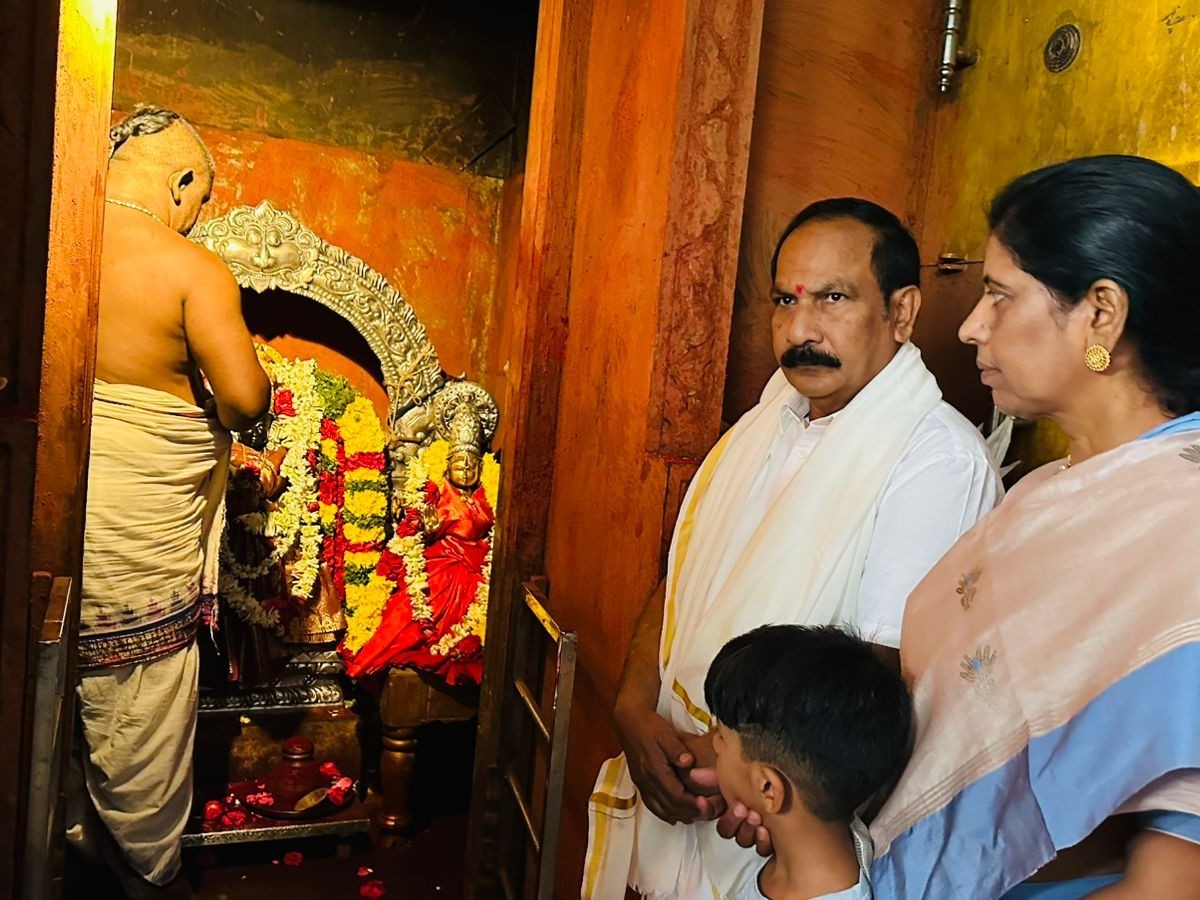 టీటీడీ ఆలయంలో ఎమ్మెల్సీ పూజలు