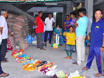 రేషన్ షాపుల ముందు క్యూలైన్‌లు