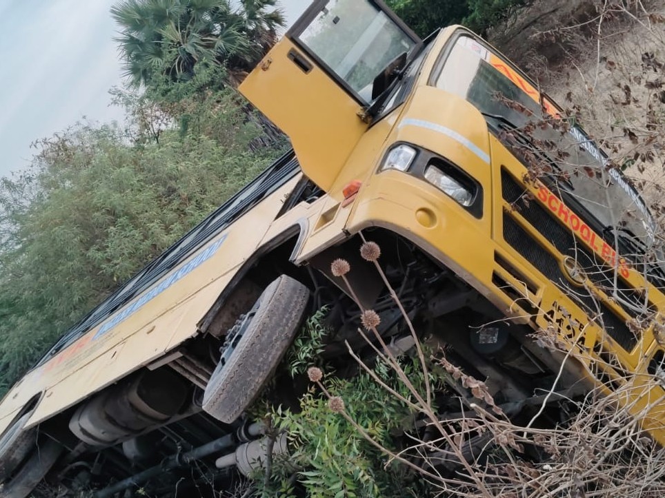 స్కూల్ బస్సు బోల్తా.. తృటిలో తప్పిన ముప్పు!