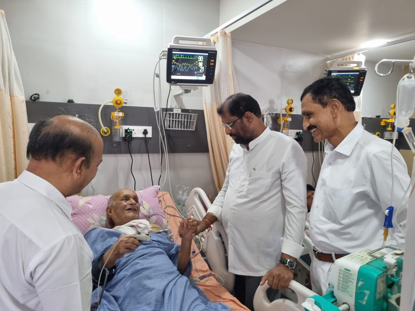 వ్యాపారవేత్తను పరామర్శించిన ఎంపీ