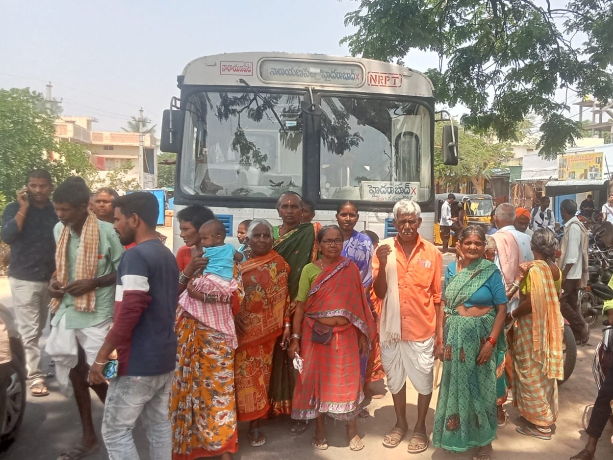 పింఛన్ పంపిణీ చేయాలని రాస్తారోకో