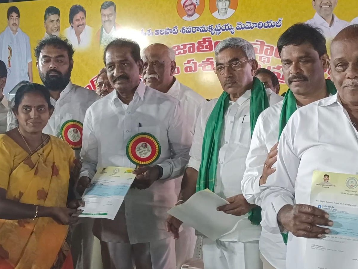 తెనాలిలో CMRF చెక్కుల పంపిణీ