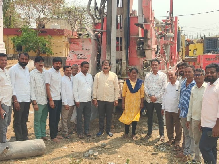 ఎంపీడీవో ఆఫీస్ వద్ద కొత్త బోర్ ఏర్పాటుకు భూమి పూజ