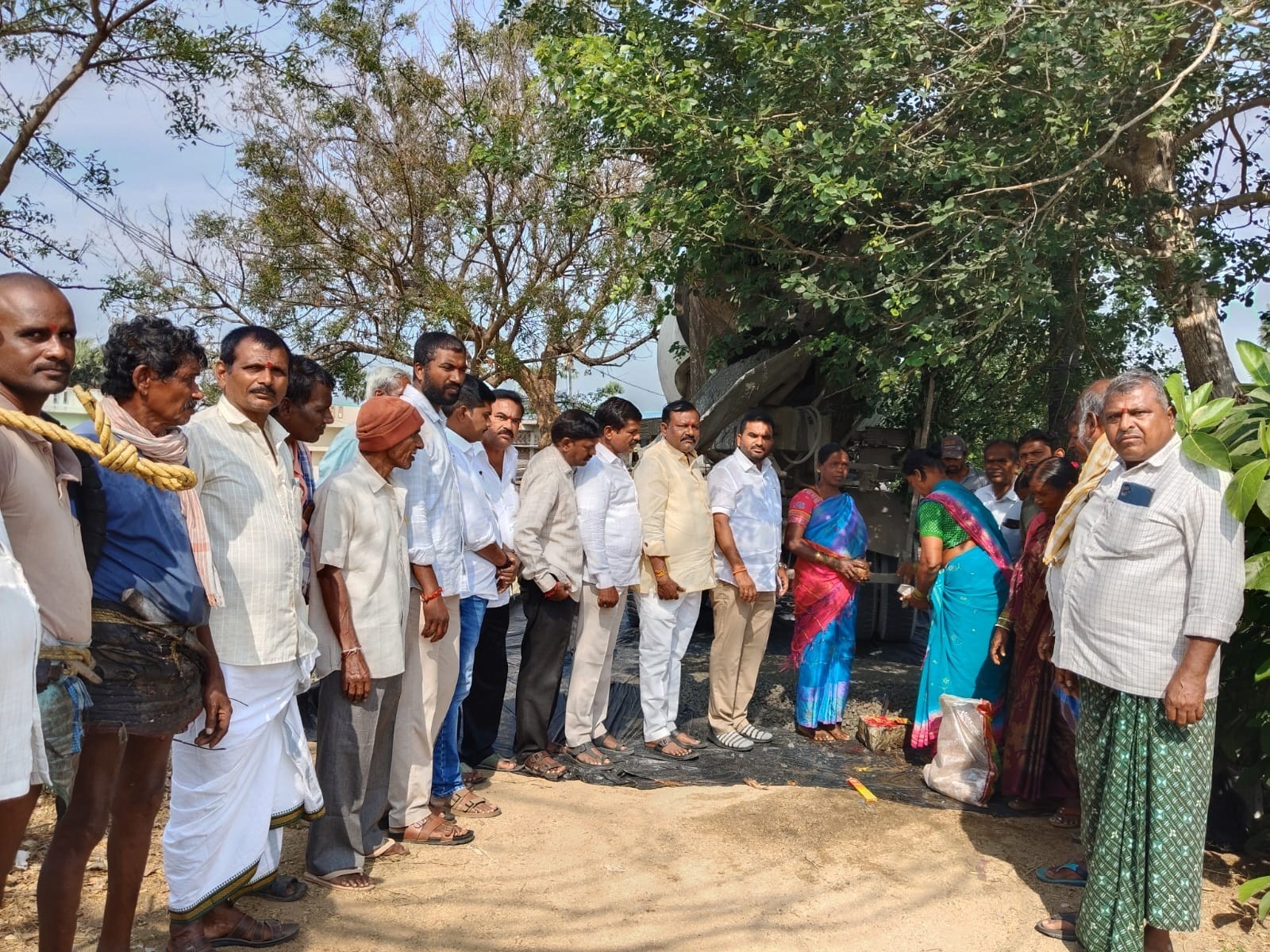 సీసీ రోడ్ల పనులను ప్రారంభించిన సర్పంచ్