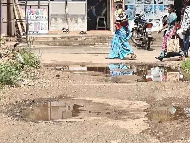 రోడ్డుపై నిలిచిన నీరు.. స్థానికుల అవస్థలు