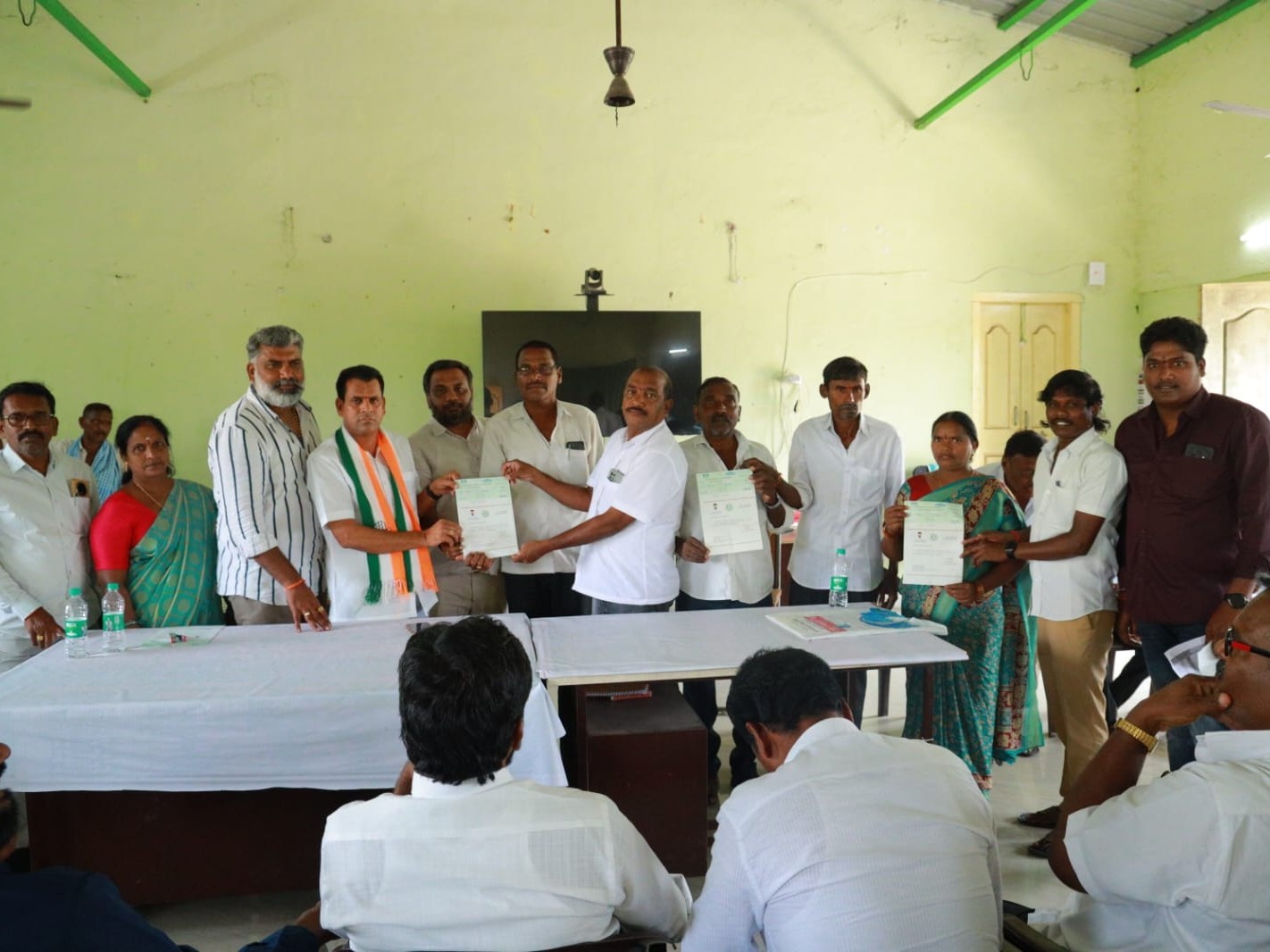 సీఎంఆర్ఎఫ్ చెక్కులను పంపిణీ చేసిన వైస్ ఛైర్మన్