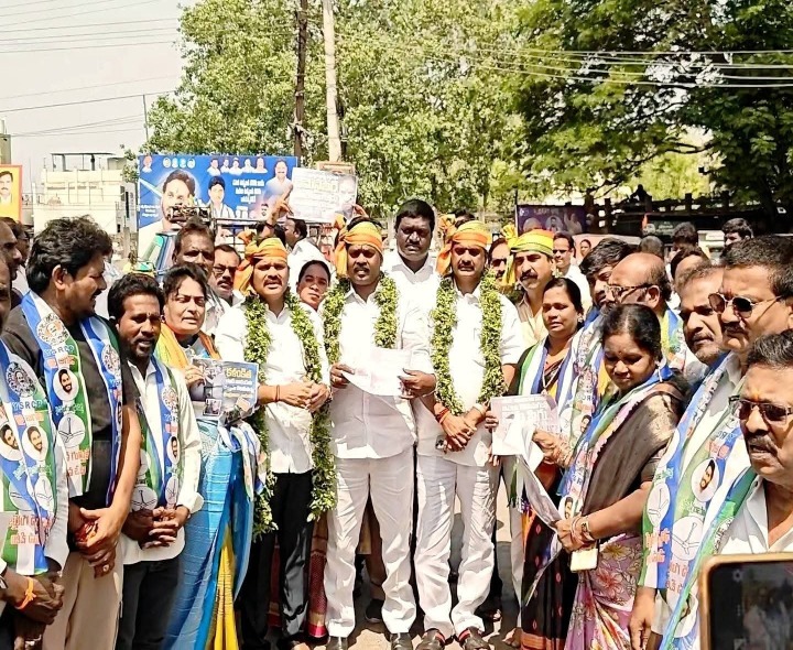 పాలకొల్లులో వైసీపీ నేతల ఆందోళన