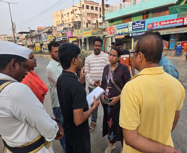 పారిశుధ్య పనులపై కమిషనర్ సమీక్ష