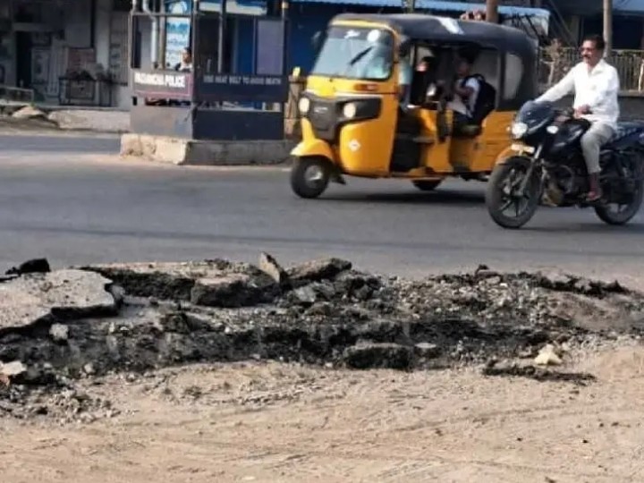 డంపర్‌తో ఇబ్బందులు పడుతున్న వాహనదారులు